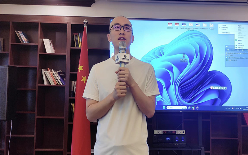 何总.jpg 何总.jpg